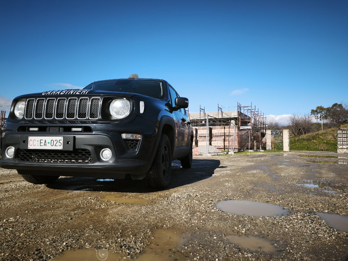 Sellia Marina, lavoro nero e gravi irregolarità: sospesi due cantieri edili - 