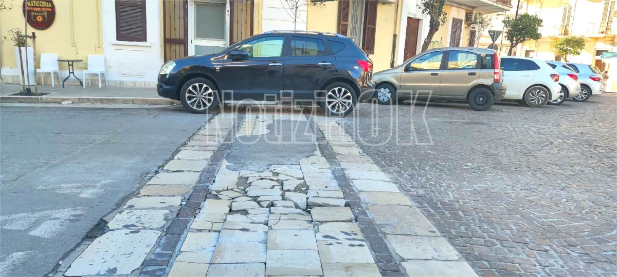 Nei Quartieri di Crotone - Corso Messina, un puzzle sul manto stradale: avanzano anche i pezzi - Corso Messina - Crotone - Foto: Redazione