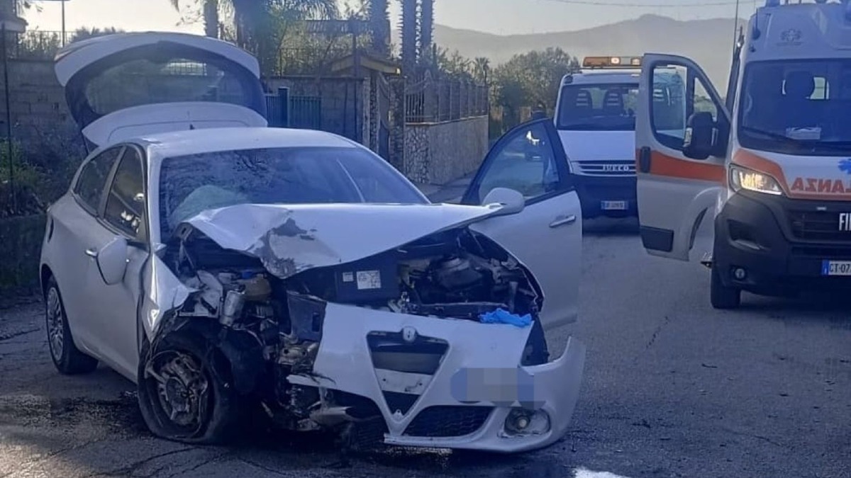 Incidente a Lamezia Terme, auto fuori strada in via Murat - Foto: Ufficio Stampa Vigili del fuoco 