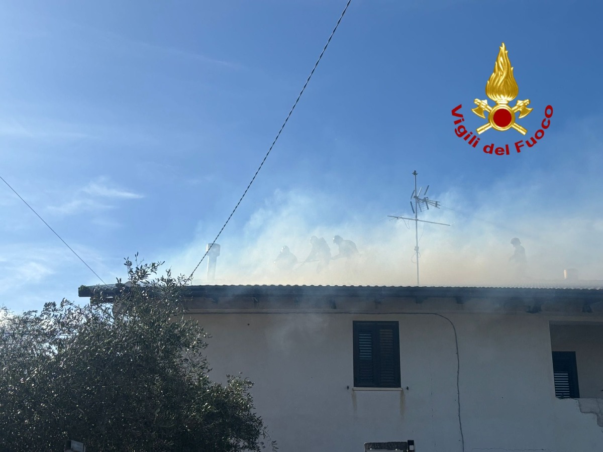 Crotone - Fiamme dal tetto di una villetta, paura a Cantorato - Incendio Cantorato (Foto US Vigili del fuoco)