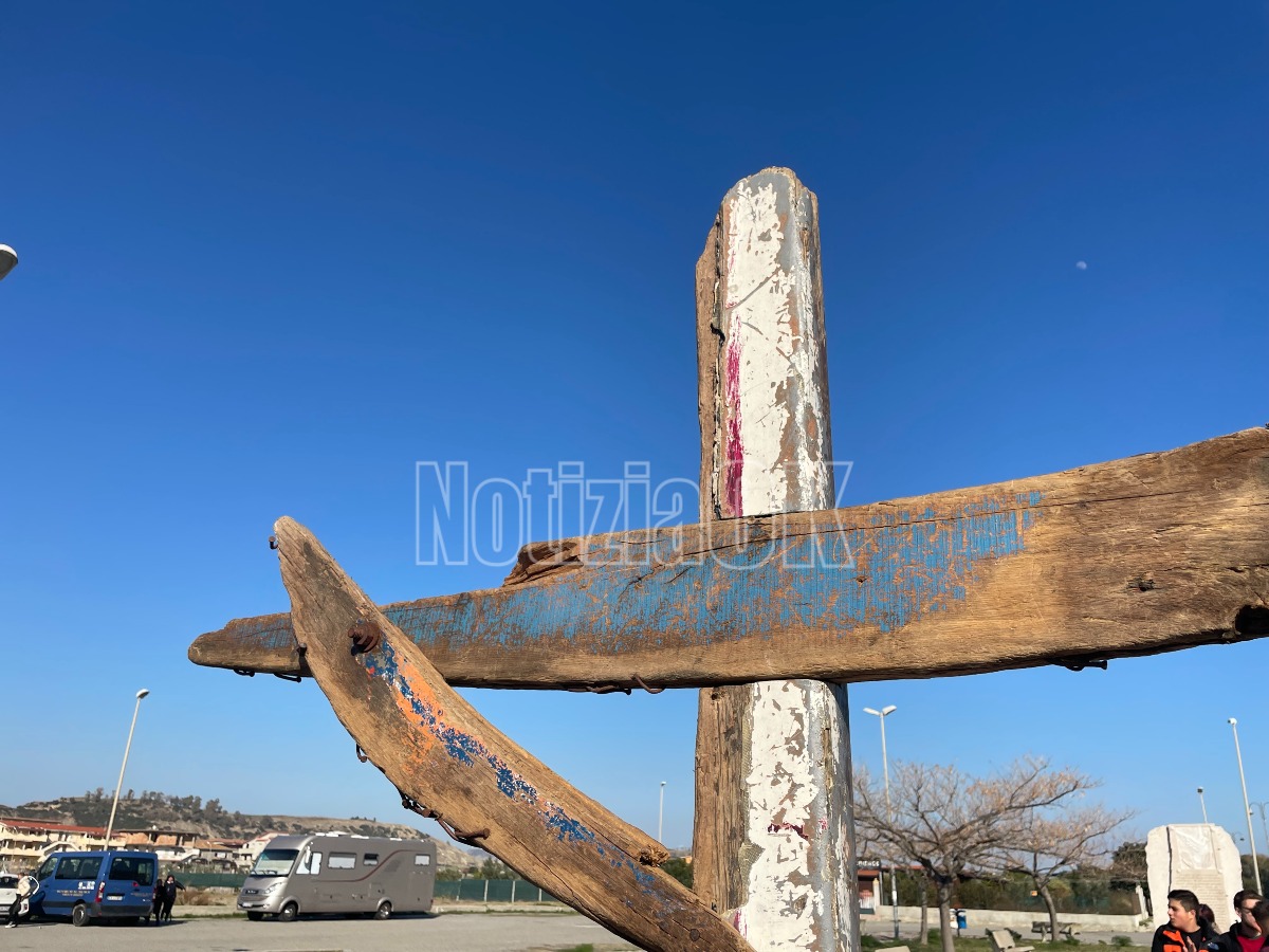 Checchinato guida la preghiera sulla spiaggia di Cutro per l’inizio della Quaresima - Foto: Redazione 