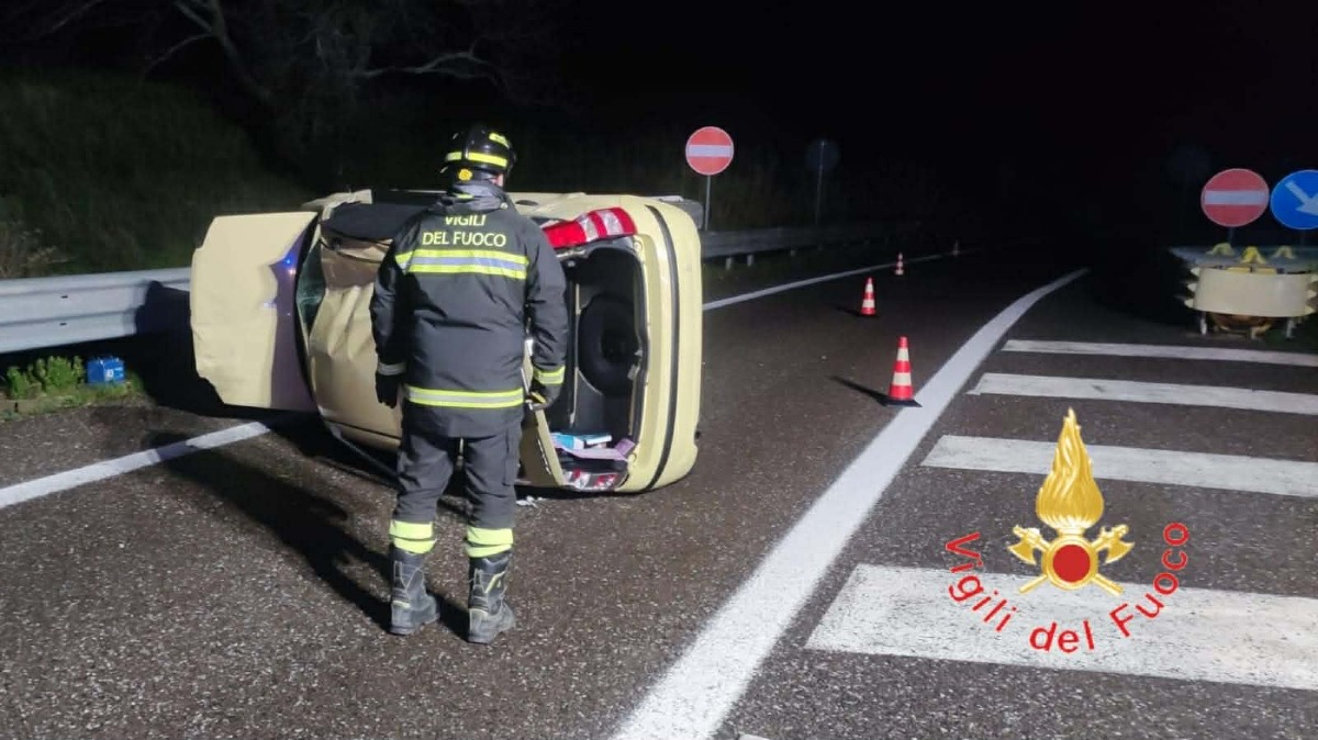 Auto si ribalta sulla SS106 a Copanello: ferito lieve il conducente - US Vigili del fuoco Catanzaro 