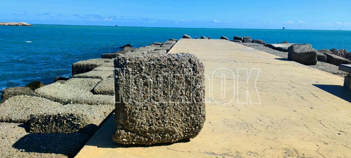 Nei Quartieri di Crotone - Scoglio sollevato sulla passerella simbolo della forza del maltempo - Foto: Redazione