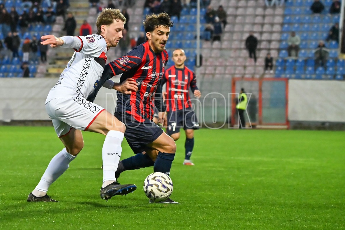 Crotone - Foggia 3-1, vittoria alla distanza: tre gol e tre punti per gli squali  - Foto: Redazione 