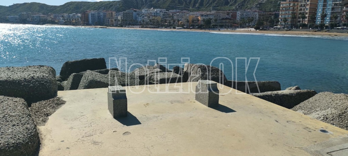 Nei Quartieri di Crotone - La passerella perde i pezzi e un'altra panchina - Foto: Redazione