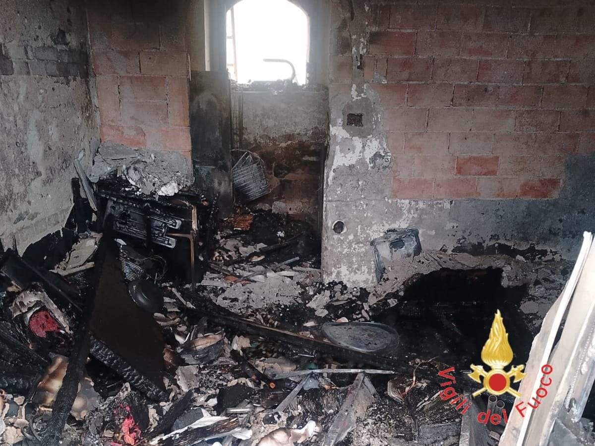 Incendio in abitazione a Pianopoli, distrutta un’ala del fabbricato - Foto: US Vigili del fuoco