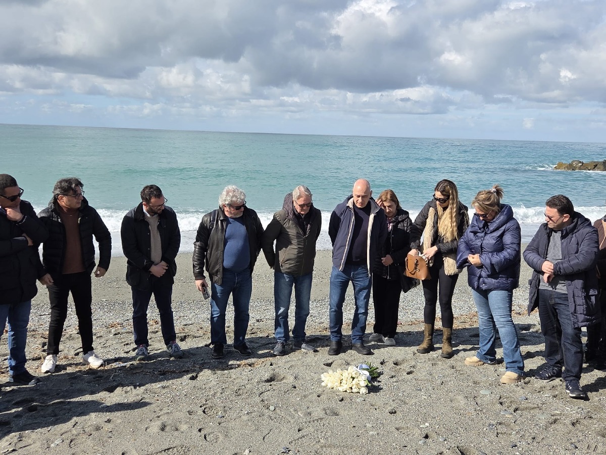 Amantea, fiori per i migranti riaffiorati in mare - Foto: Uff. Stampa Flai Cgil Calabria 