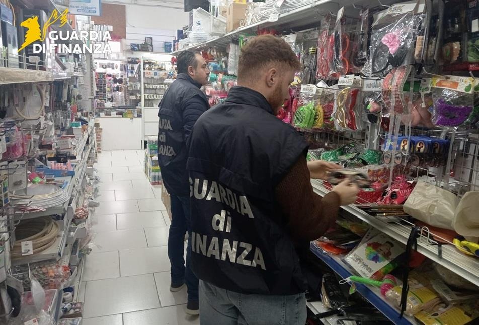 (VIDEO) Carnevale, maxi sequestro di articoli non sicuri sul Tirreno cosentino - Foto US Guardia di finanza