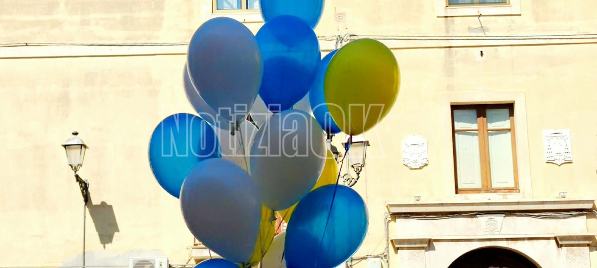 Crotone accende una luce per l'Ucraina: il Teatro Comunale si illumina di blu e giallo - Foto: Redazione