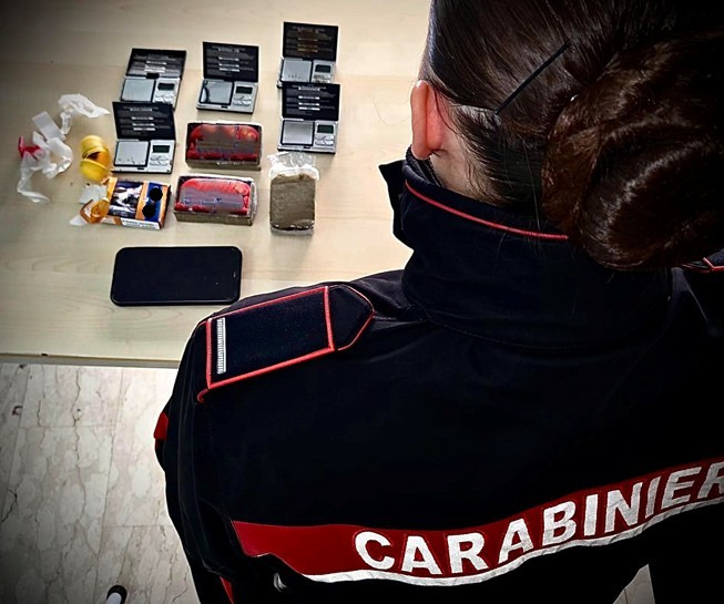 Lamezia - 18enne arrestato, in casa aveva 280 grammi di hashish - 
