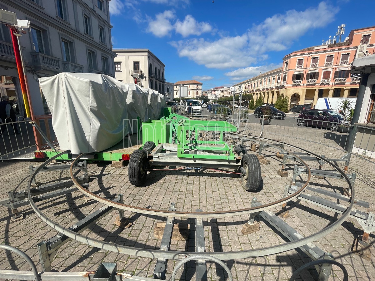Crotone - Giostrina in piazza Pitagora, il centro si anima per i bambini - Foto: Redazione 