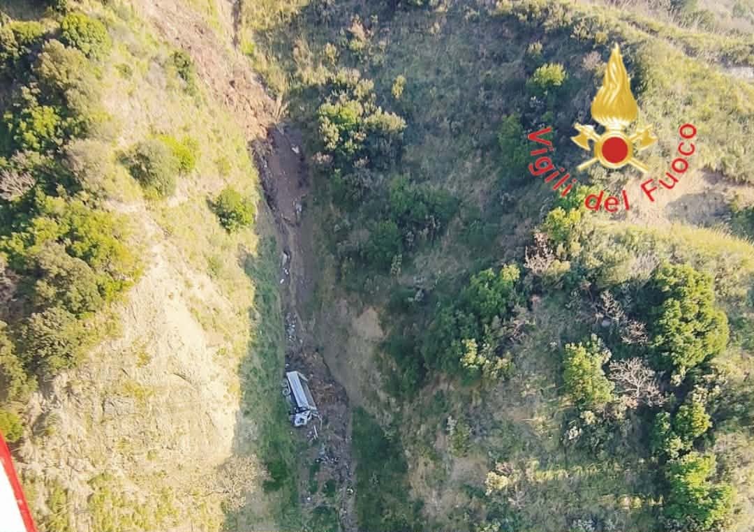 Incidente in via Barlaam da Seminara a Catanzaro: morto il conducente del mezzo - Foto: Uff. Stampa Comando dei Vigili del Fuoco di Catanzaro