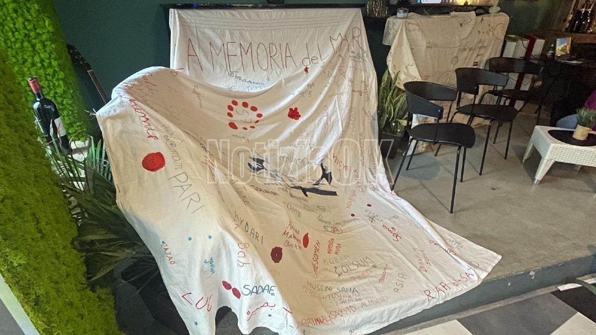 “Ricamare è resistenza”: a Crotone il lenzuolo con i nomi della strage di Steccato di Cutro - Foto: Redazione 