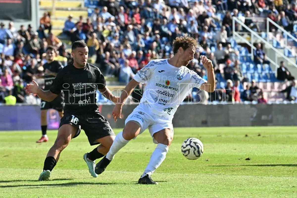 Così all'andata | Monopoli corsaro allo Scida, Crotone ko di misura nell’andata - Foto: Redazione 