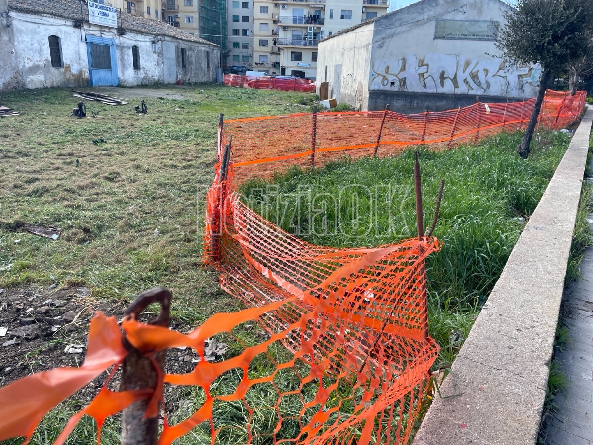 Crotone - Via Giovanni Paolo II, cantiere fermo e area nel degrado - Foto: Redazione