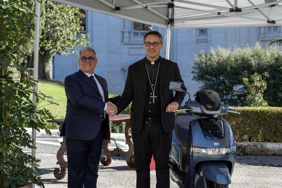 Due scooter elettrici TVS iQube al Governatorato di Stato della Città del Vaticano - 