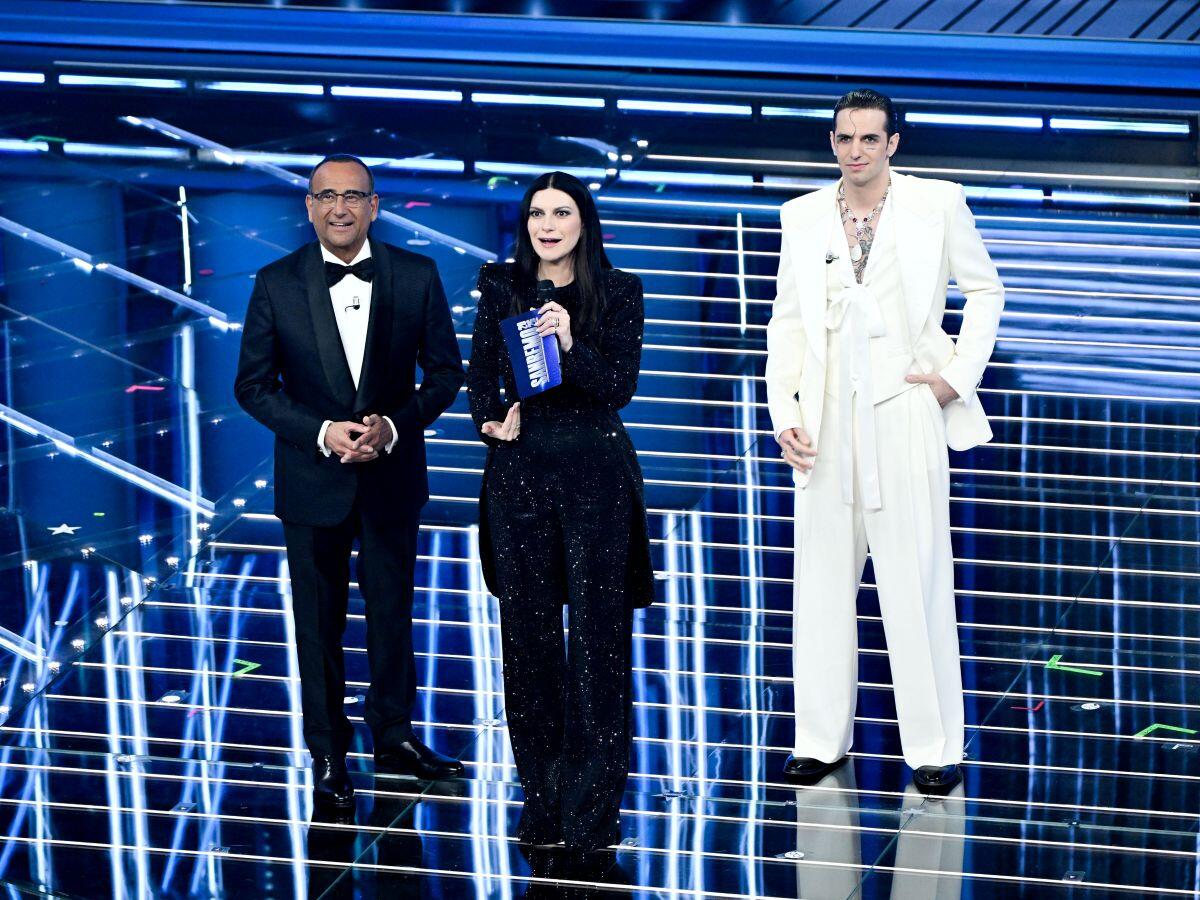 Sanremo, show di Lillo e omaggio Lauro alle vittime di Crans-Montana. Nella top 5 Paradiso, Lda e Aka 7even, Nayt, Fedez-Masini, Ermal Meta - 