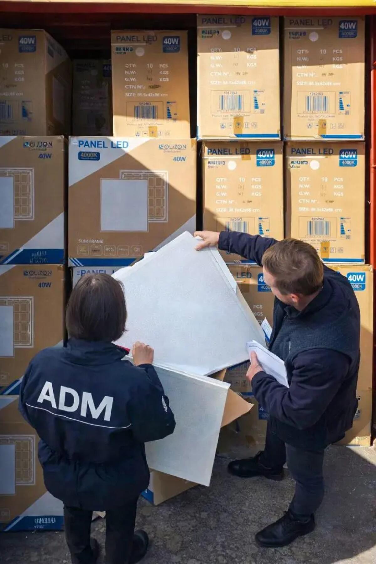 Maxi sequestro di pannelli led contraffatti a Gioia Tauro, una denuncia - 