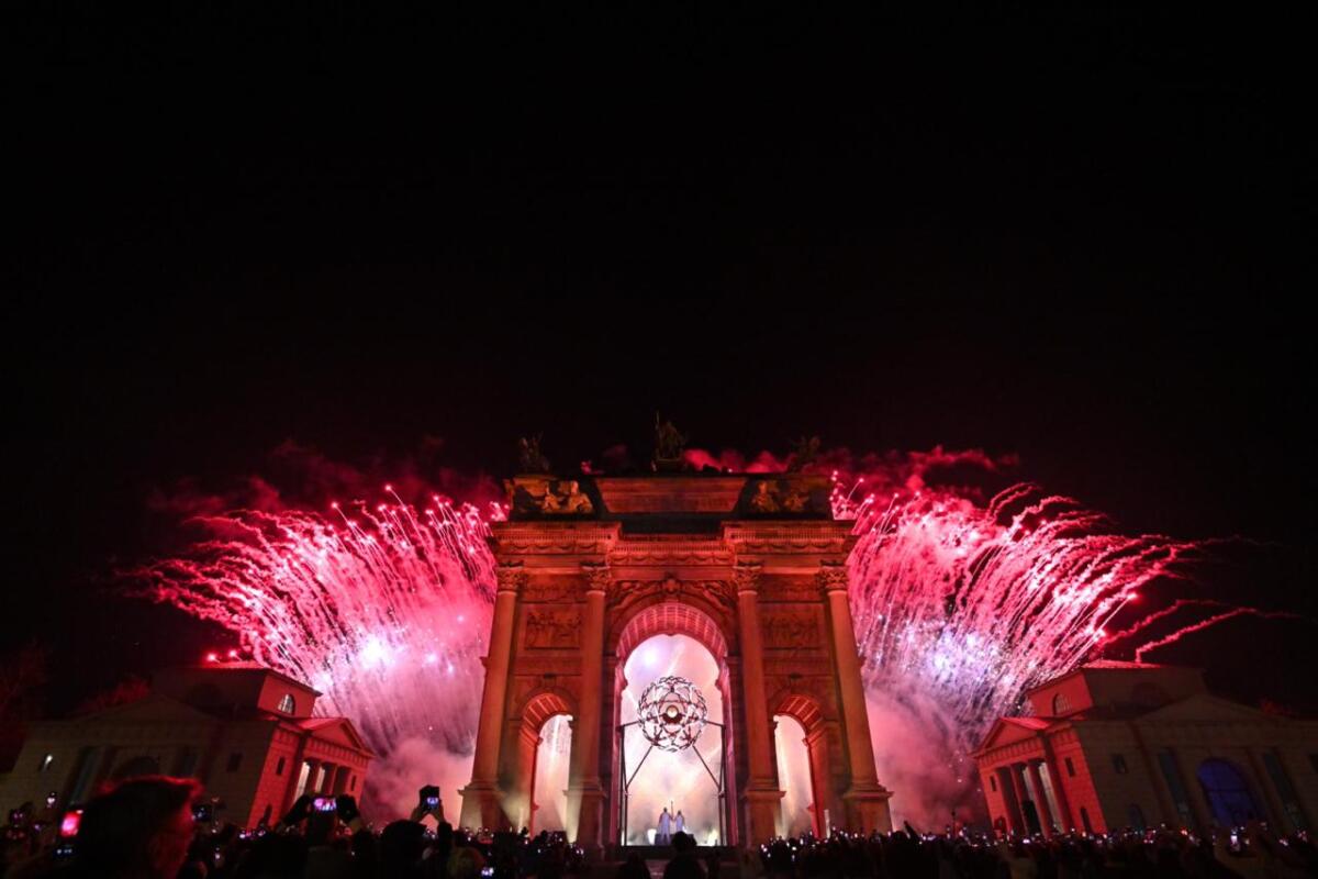 Mattarella in tram, poesia, musica e grandi star: parte Milano-Cortina - 