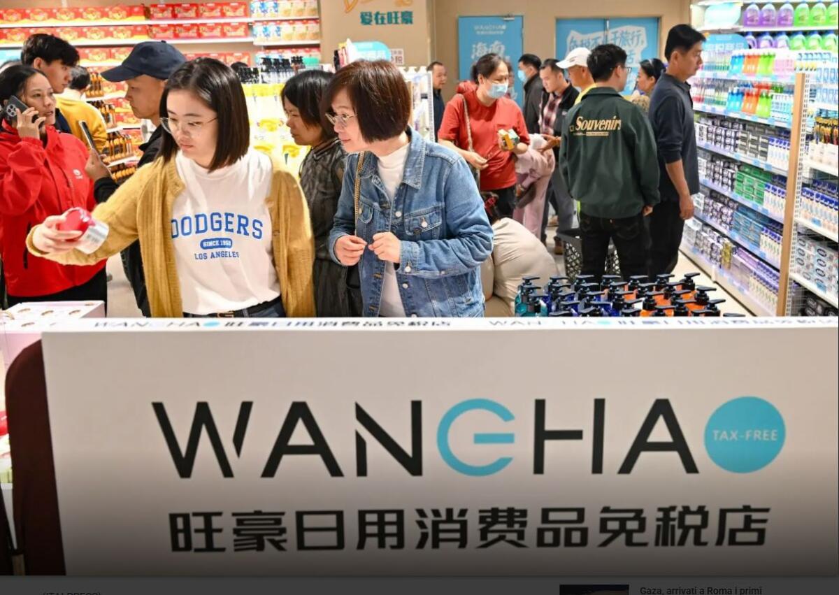 Cina, nell’isola di Hainan boom di acquisti nei nuovi negozi duty free - 