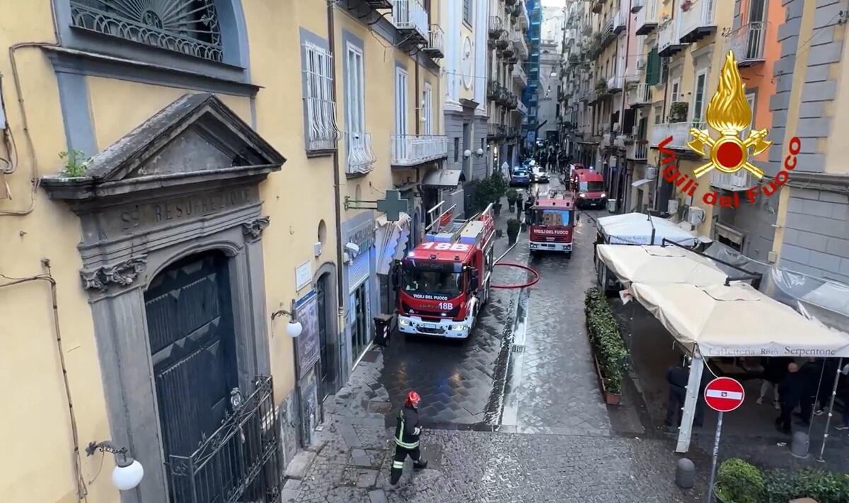 Fiamme in pieno centro a Napoli, coinvolto il teatro Sannazaro - 
