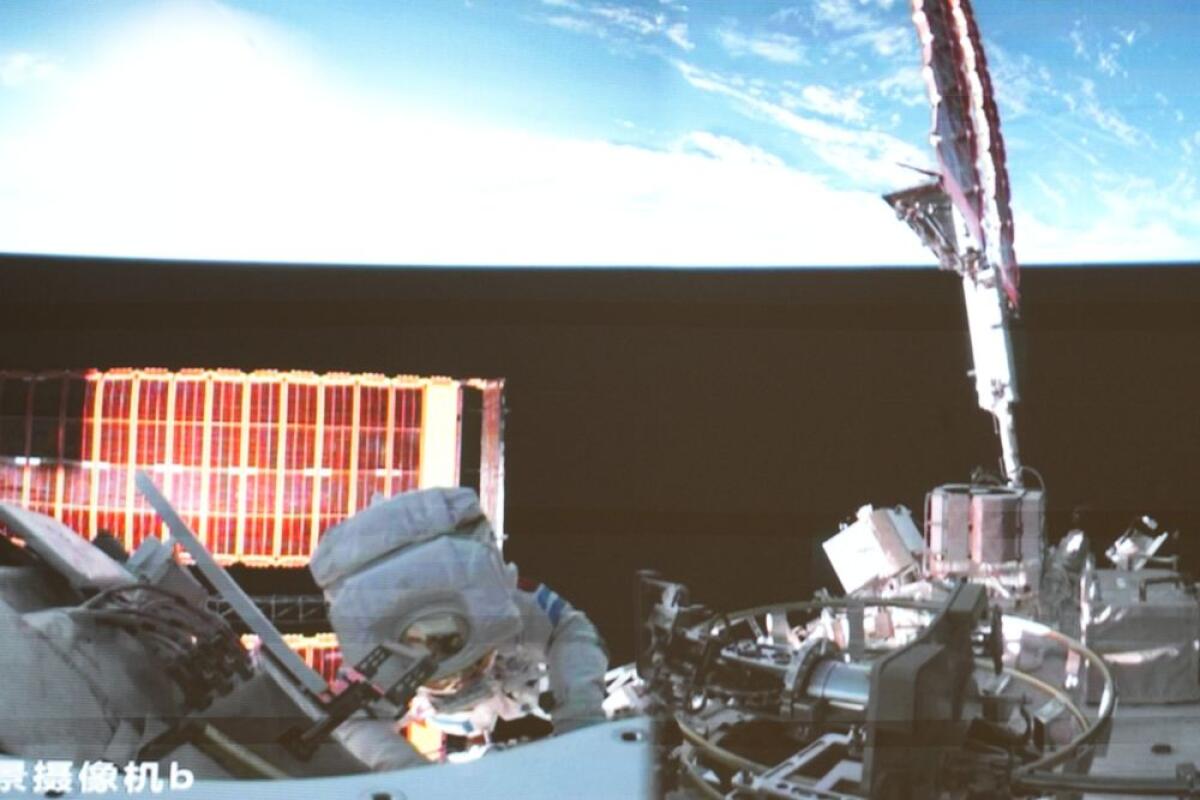 Cina, tre mesi in orbita per la navicella Shenzou-21. Proseguono esperimenti - 