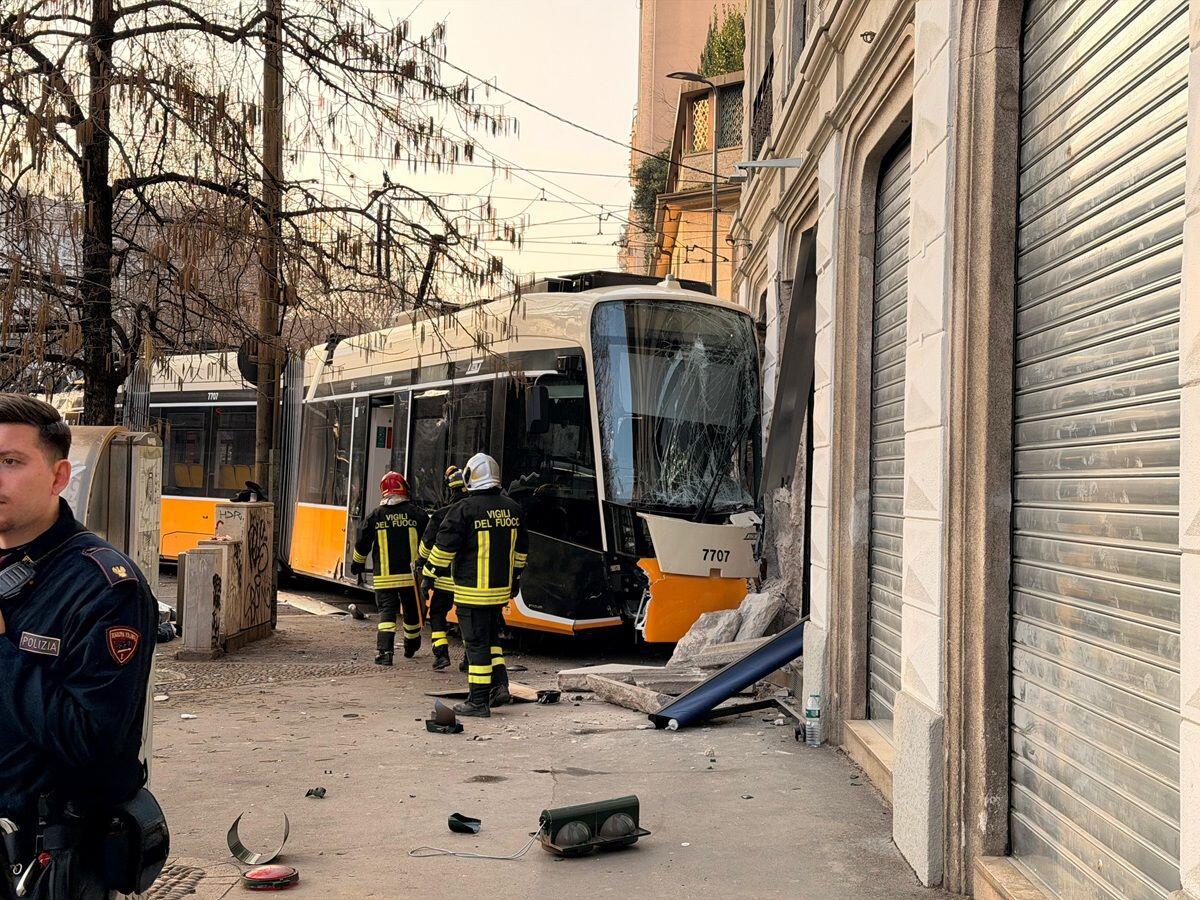 Tram deragliato a Milano. Un morto e 20 feriti - 