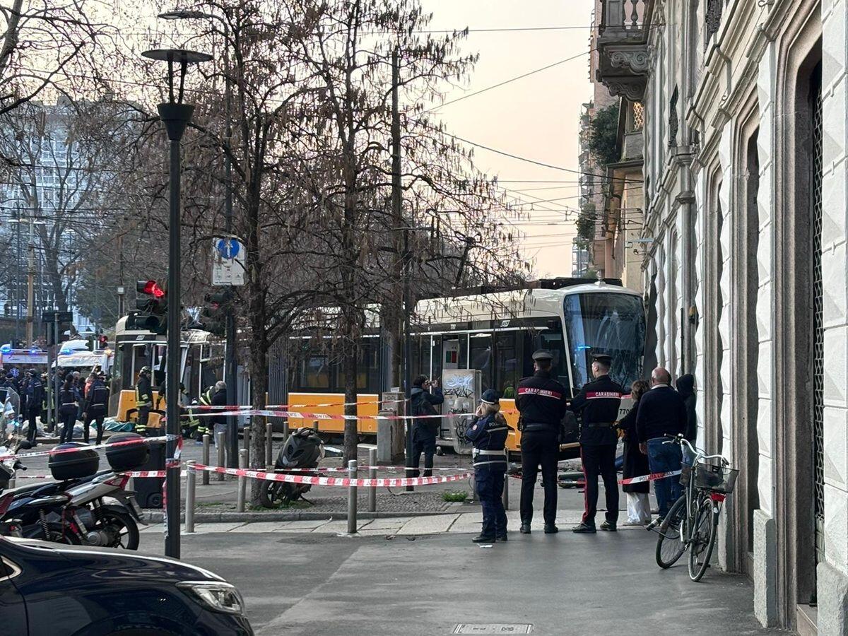 Tram deragliato a Milano, si aggrava bilancio un morto e una quarantina di feriti - 