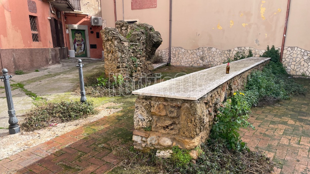 Via Risorgimento mura bizantine erba alta - crotone - redazione 3.02.2026