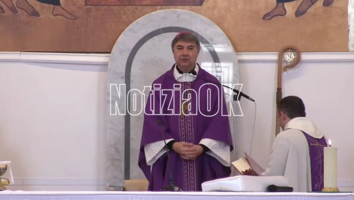 Squillace accoglie il cardinale Mimmo Battaglia e gli consegna le chiavi - Foto: Redazione 