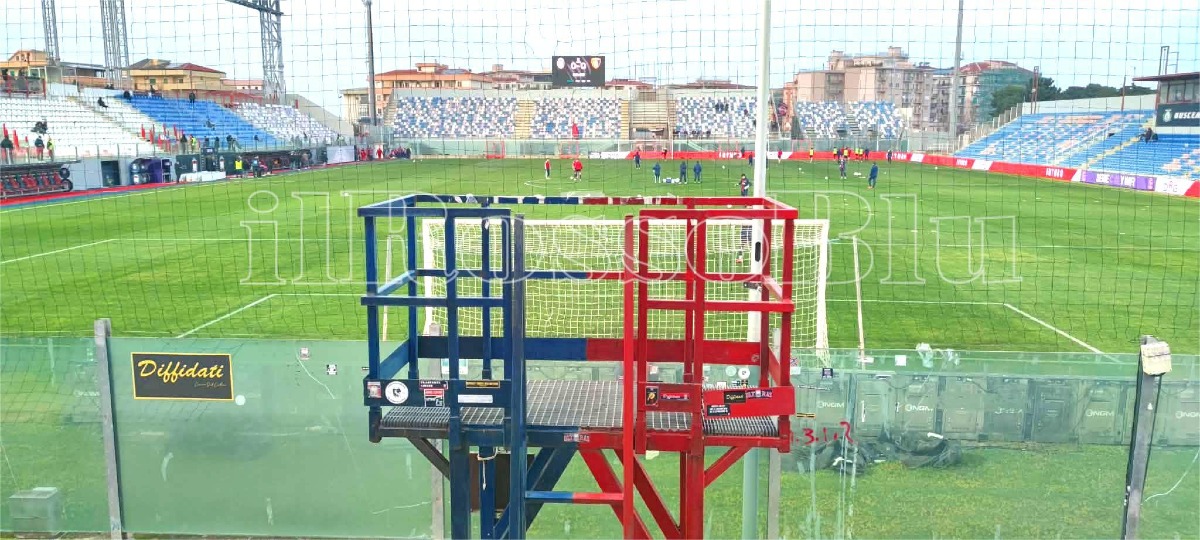 #MonopoliCrotone 1-1 | I tifosi ricordano Francesco Perrone con uno striscione al Veneziani - 