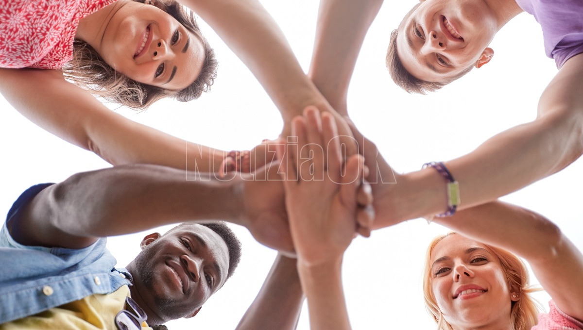 Lamezia Terme, “Chiediti se sono felice”: incontro per decifrare le fragilità del mondo adolescenziale - Foto: Redazione
