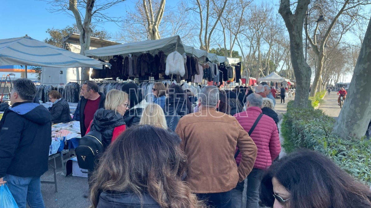 Mercato affollato su viale Regina Margherita, e si lavora per la Fiera della Madonna - 