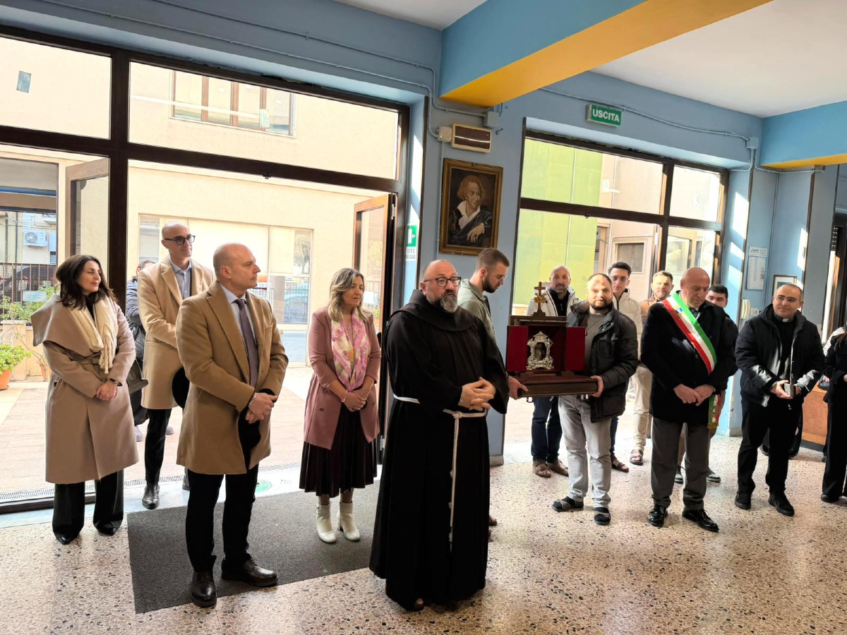 Crotone - All'Alfieri arriva la reliquia di San Francesco d'Assisi - Foto: Ufficio stampa I.C. Papanice Alfieri