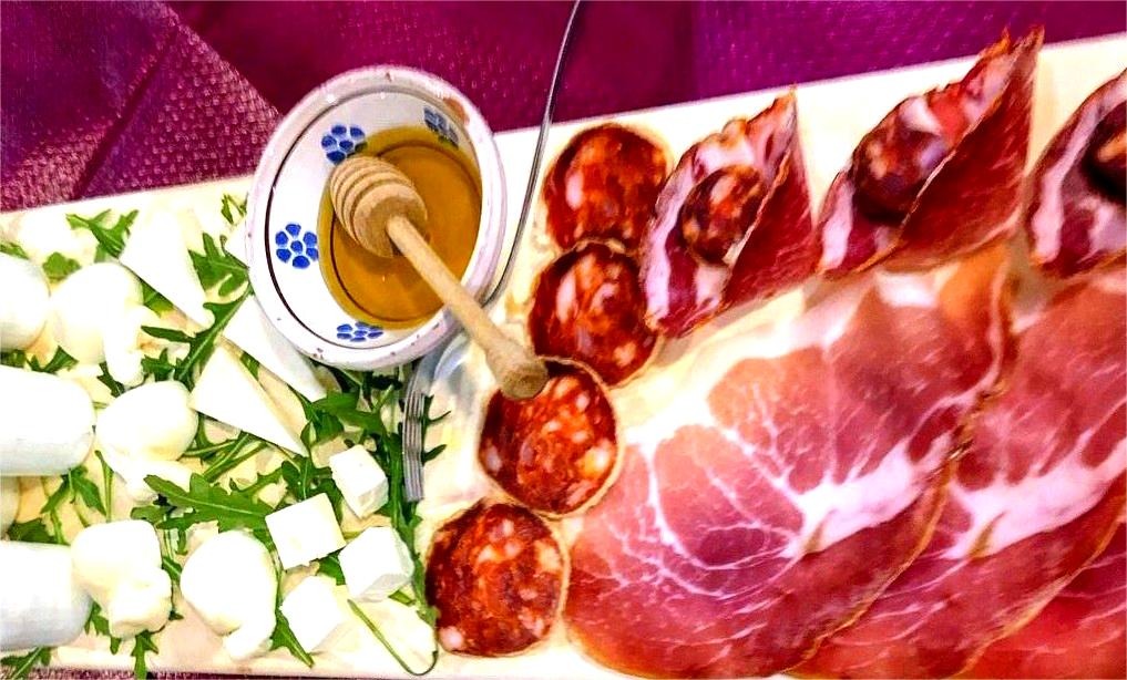 Le vie del gusto - Un antipasto misto del territorio - Foto: Piero Cantore