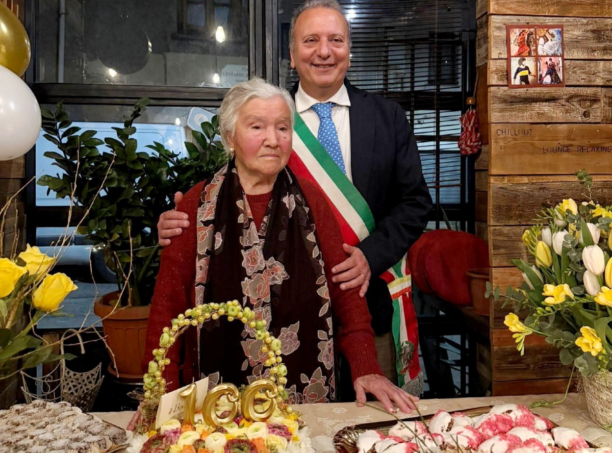Cento candeline sulla torta: un secolo di vita per la signora Maria - Foto: Uff. Stampa Comune di Castrovillari 