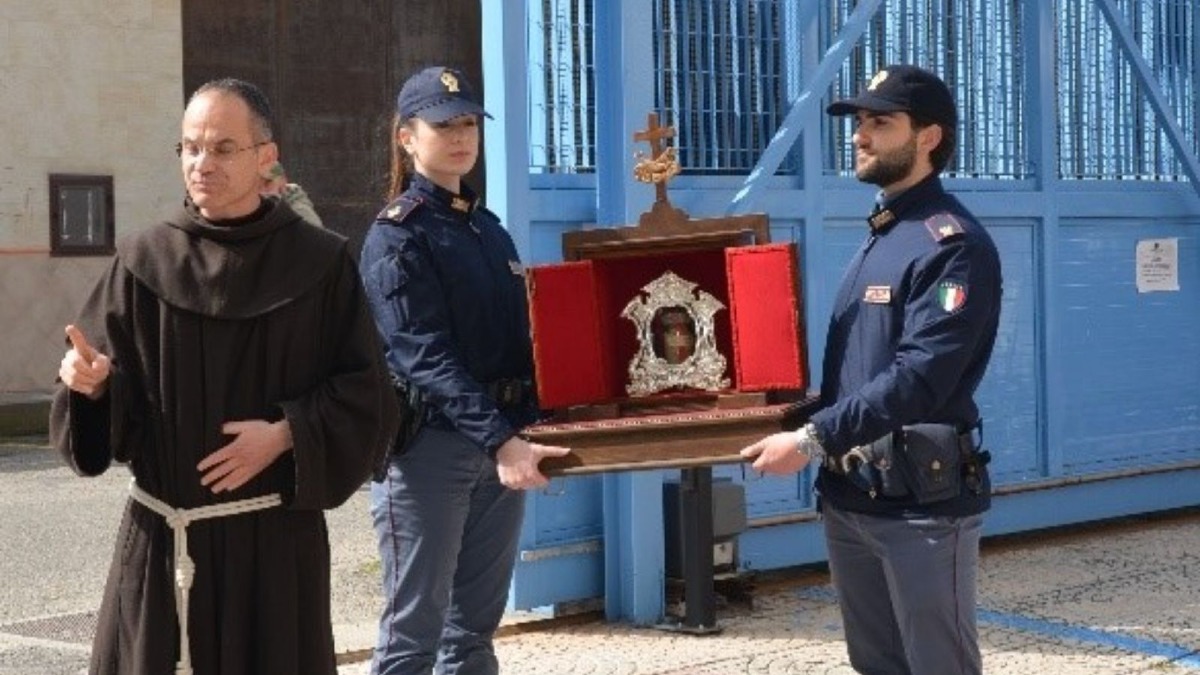 La Questura di Crotone accoglie la reliquia di San Francesco D'Assisi - Foto: US Questura Crotone