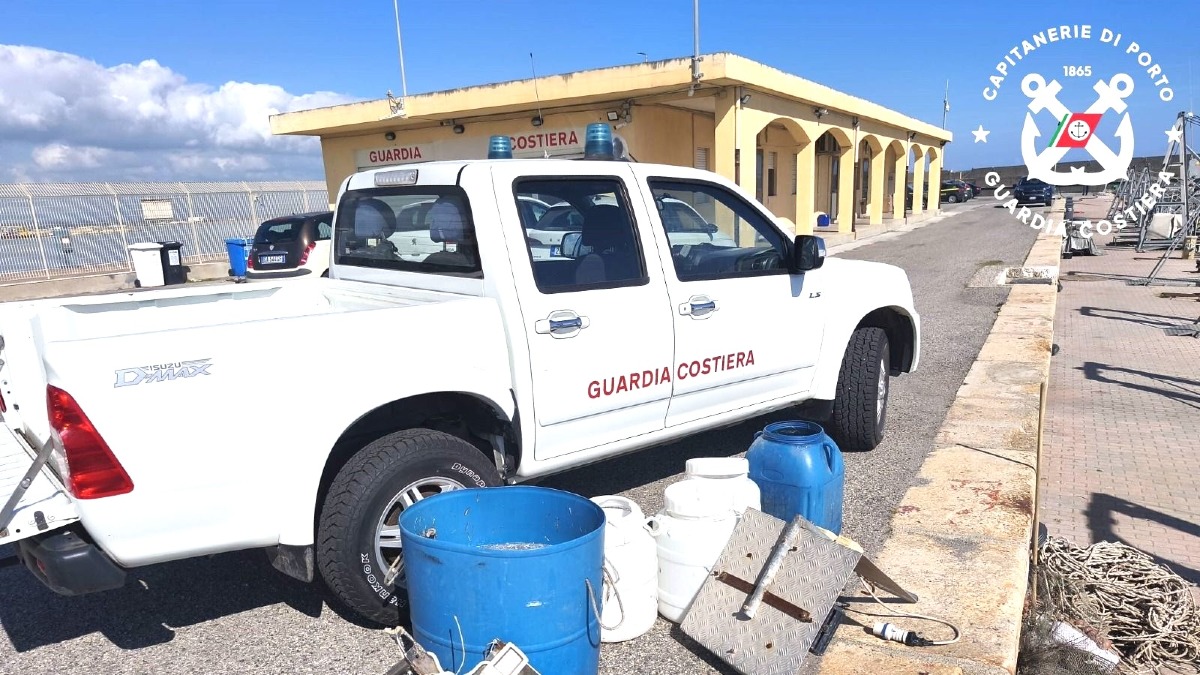 Blitz contro la pesca di novellame, sequestri e multe nel crotonese - US Guardia Costiera Crotone