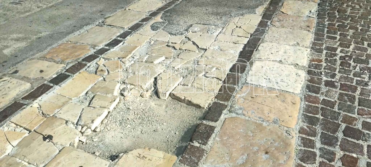 Nei quartieri di Crotone - Corso Messina: cede la pavimentazione, pezzi sparsi per strada - Foto: Redazione