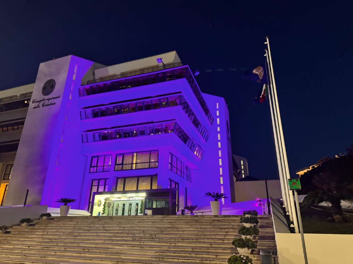 Palazzo Campanella illuminato in onore della Giornata internazionale contro l'Hpv - Foto: Uff. Stampa Domenico Giannetta