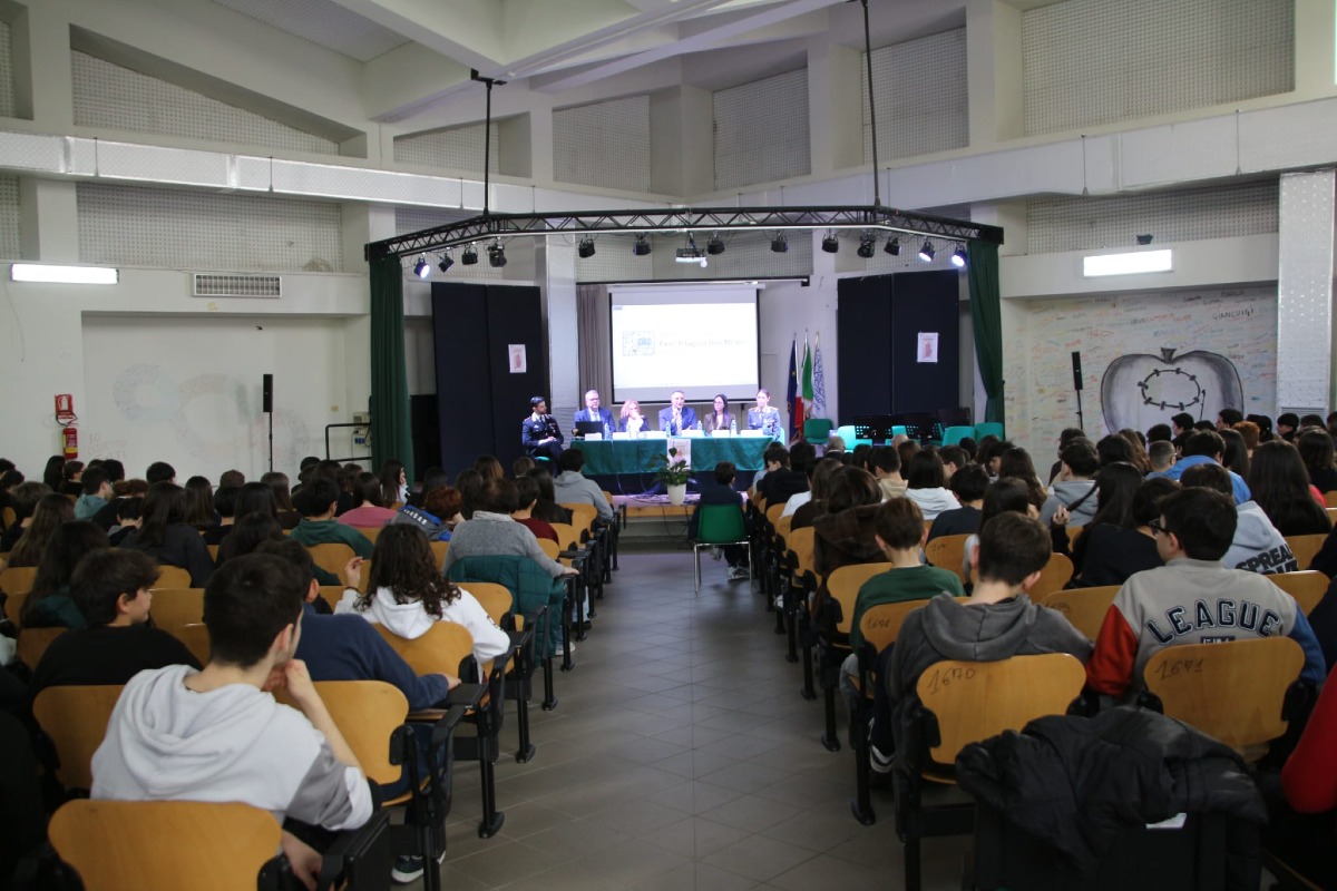 Legalità e lotta alla contraffazione: il progetto dello Stato fa tappa a Lamezia - Fonte: Us Maria Scaramuzzino