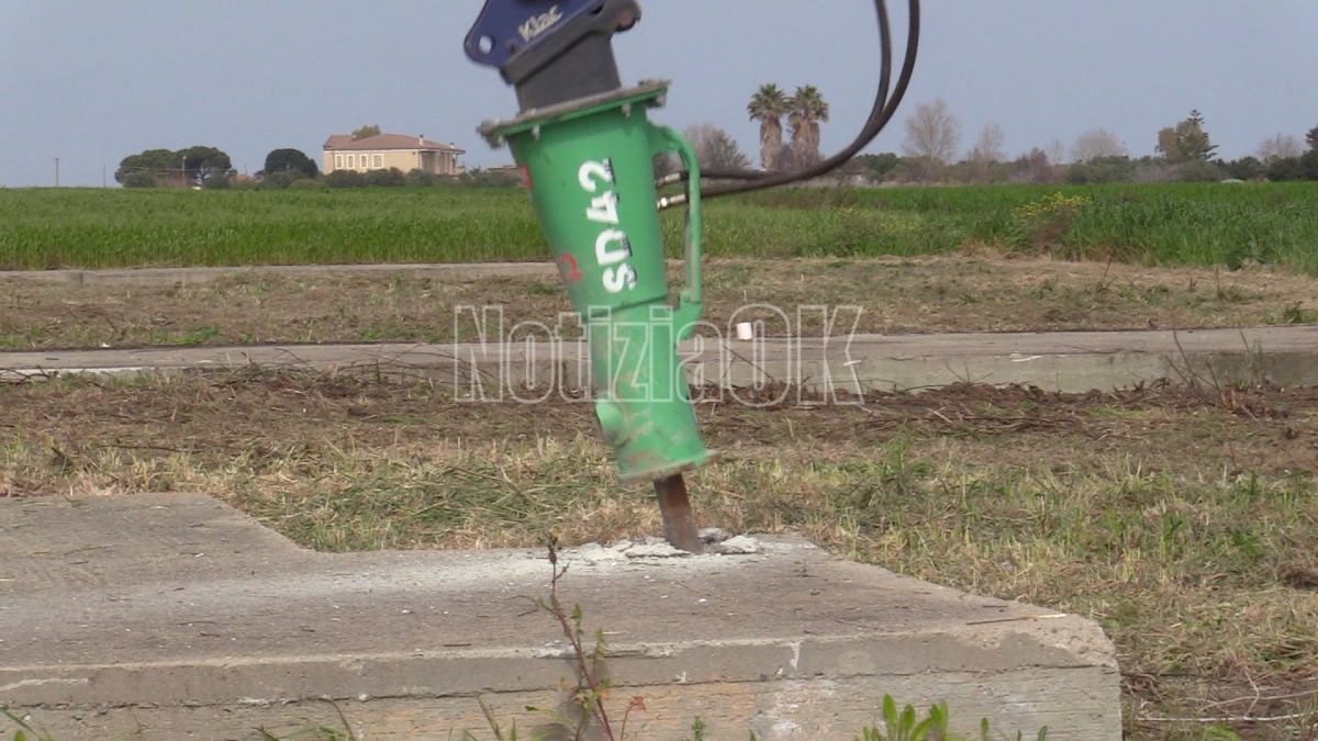 (VIDEO) Demolizione Marine Park Village, ruspe in azione nell’area di Punta Scifo - Foto redazione