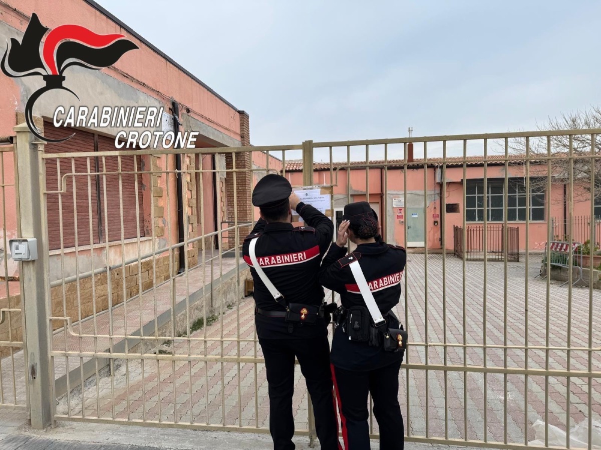 Indagini su scuole a Le Castella, avviso a tre dirigenti del Comune - Foto: Uff. Stampa Carabinieri Crotone