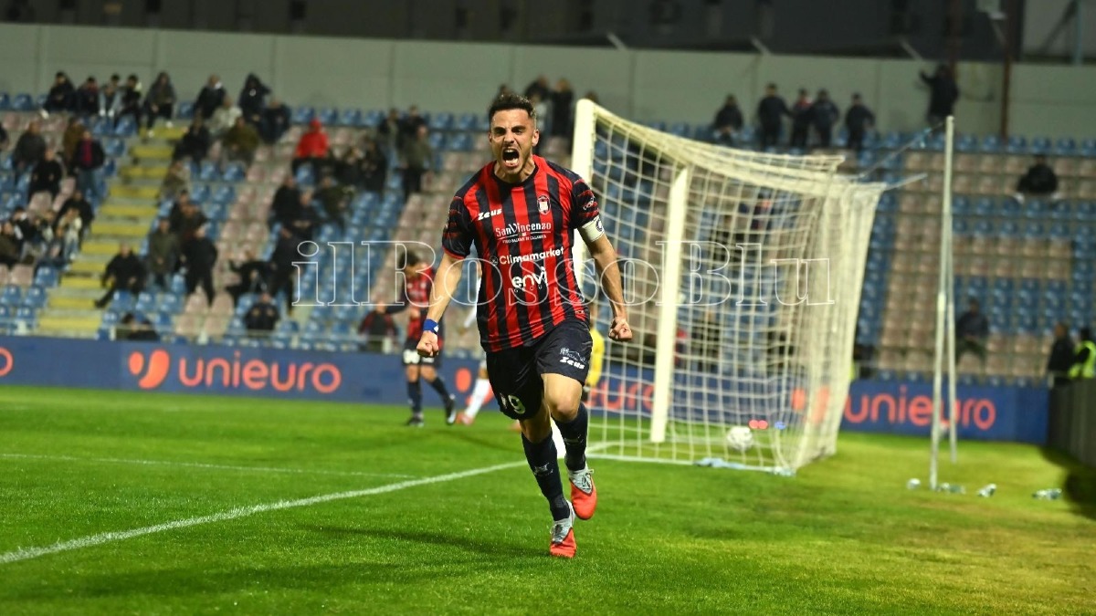 #CrotoneCavese 2-0 | Guido Gomez: "Questi numeri li dedico alla squadra" - Foto: Redazione 