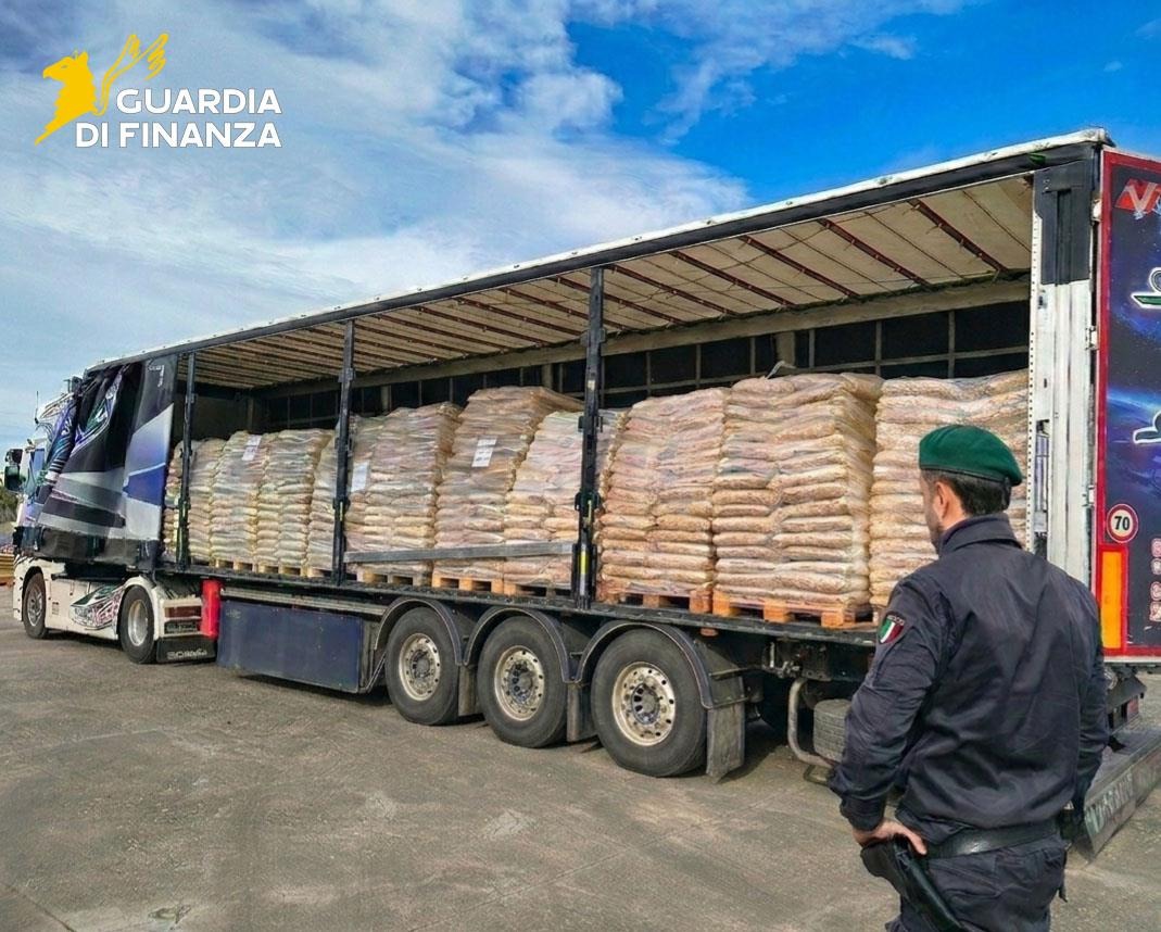 Pellet scaduto e con marchi falsi: maxi sequestro tra Calabria e Puglia - Foto US Guardia di finanza