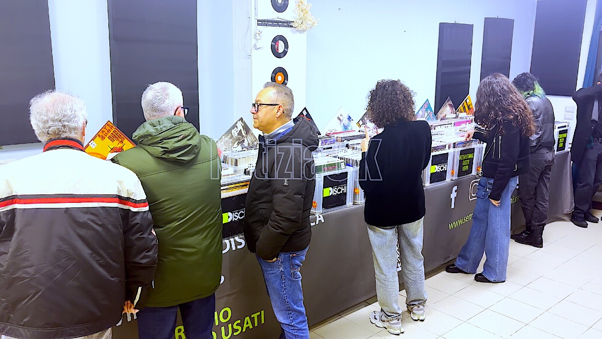 Crotone, vinili e vintage protagonisti: aperto il V&V Market a Casa D’Arte - 
