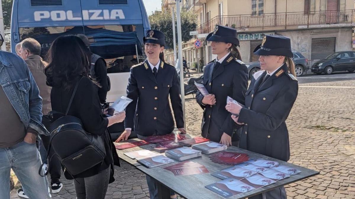 8 marzo, a Crotone la Polizia di Stato sul lungomare con la campagna #questononèamore - 