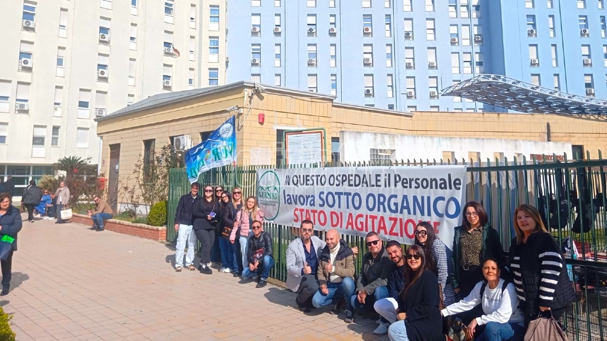 Crotone, protesta infermieri davanti all’ospedale: «Così il pronto soccorso collassa» - Foto: Redazione 