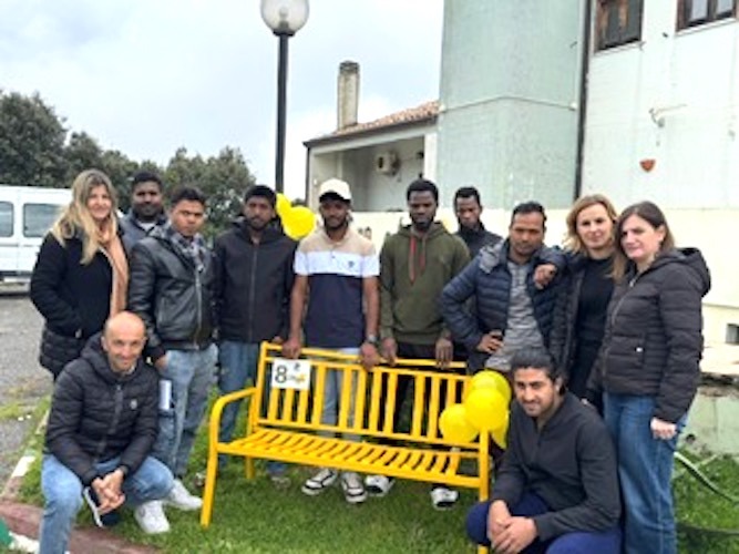 Carfizzi, una panchina gialla per le donne del mondo dalla Cooperativa AGAPE - Foto: Uff. Stampa Cooperativa Agape