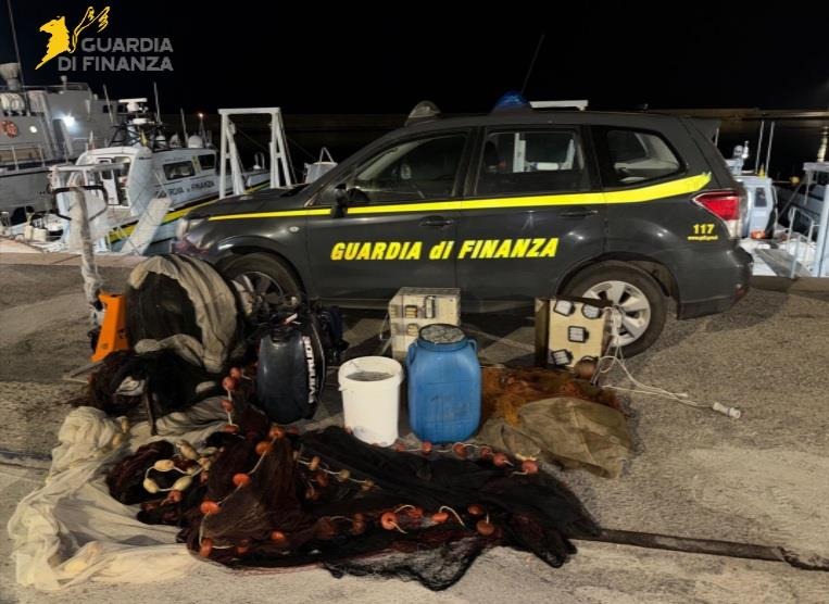 Pesca di frodo a Cirò Marina, sequestrati 60 kg di bianchetto e reti illegali - Foto: Uff. Stampa Guardia di finanza